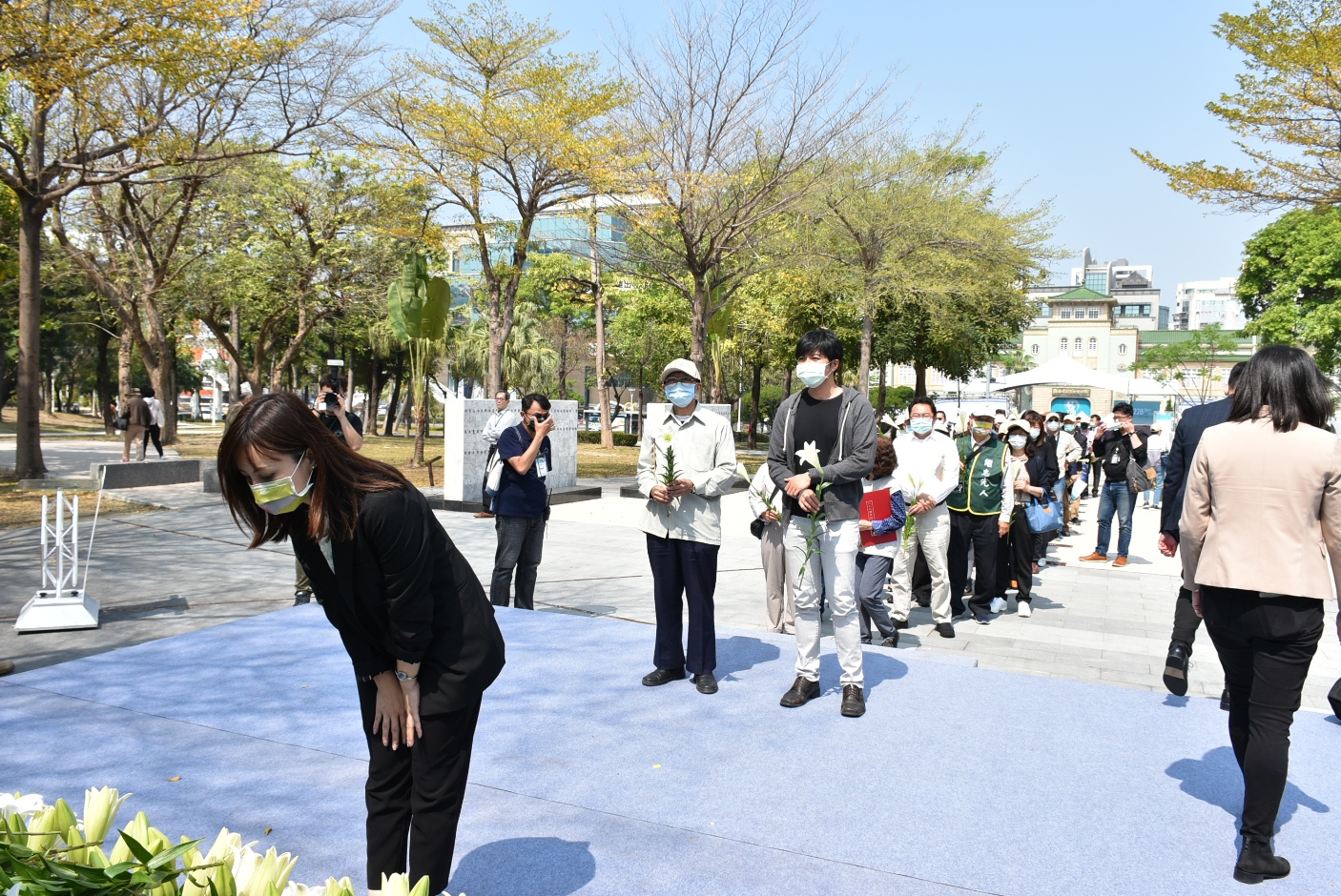 大批民眾排隊等著向二二八受難者獻花。   圖:孫家銘/攝