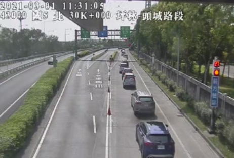 國道5號在北上頭城到坪林路段開始湧現車潮。   圖 : 翻攝自高速公路1968 即時影像