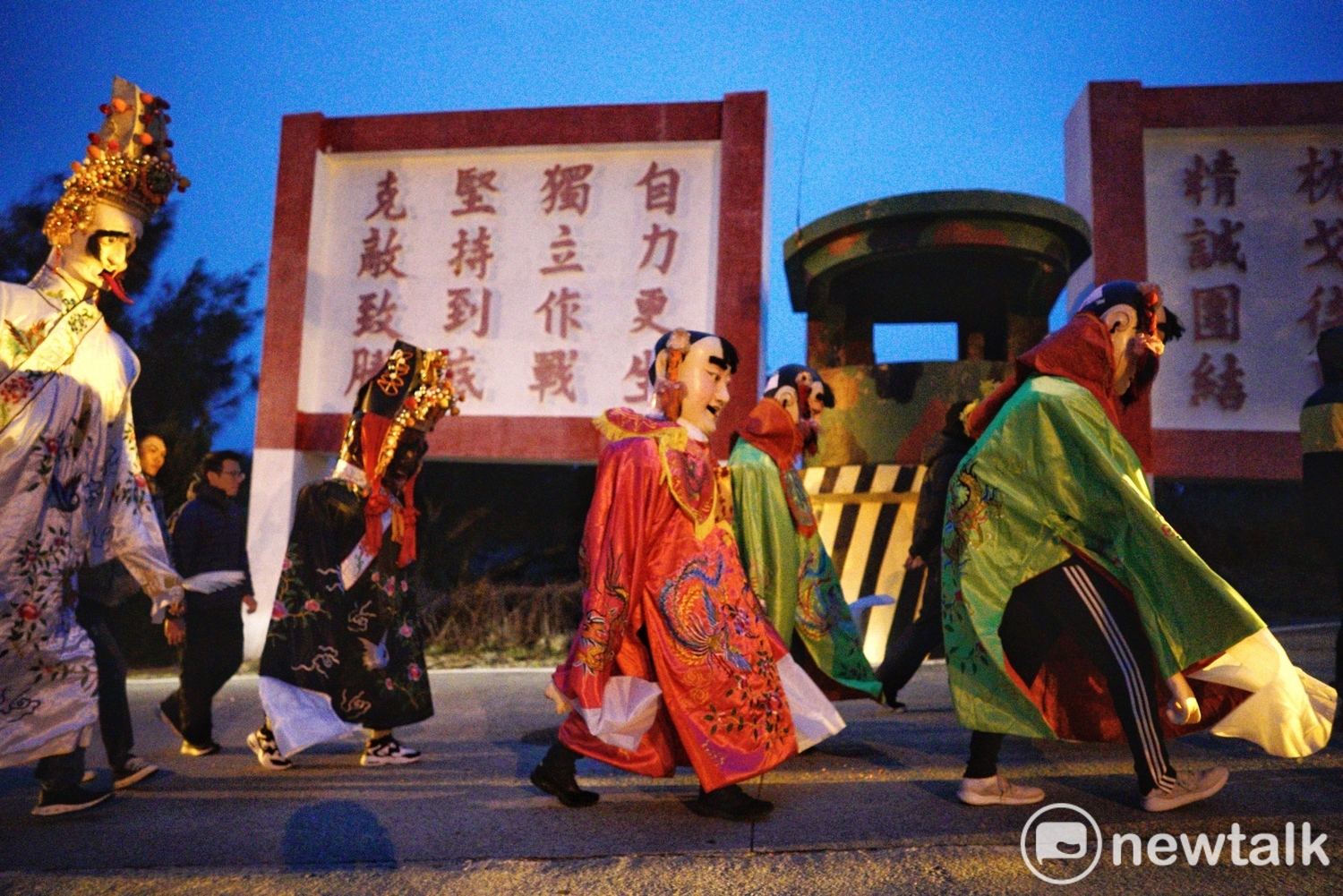 農曆十三夜,東莒熾坪境福德宮舉行繞境,由於人力短缺,一些戍守在東莒的阿兵哥義務協助,他們鑽進神偶的骨架裡扛著眾仙童遶境。 圖:張良一/攝