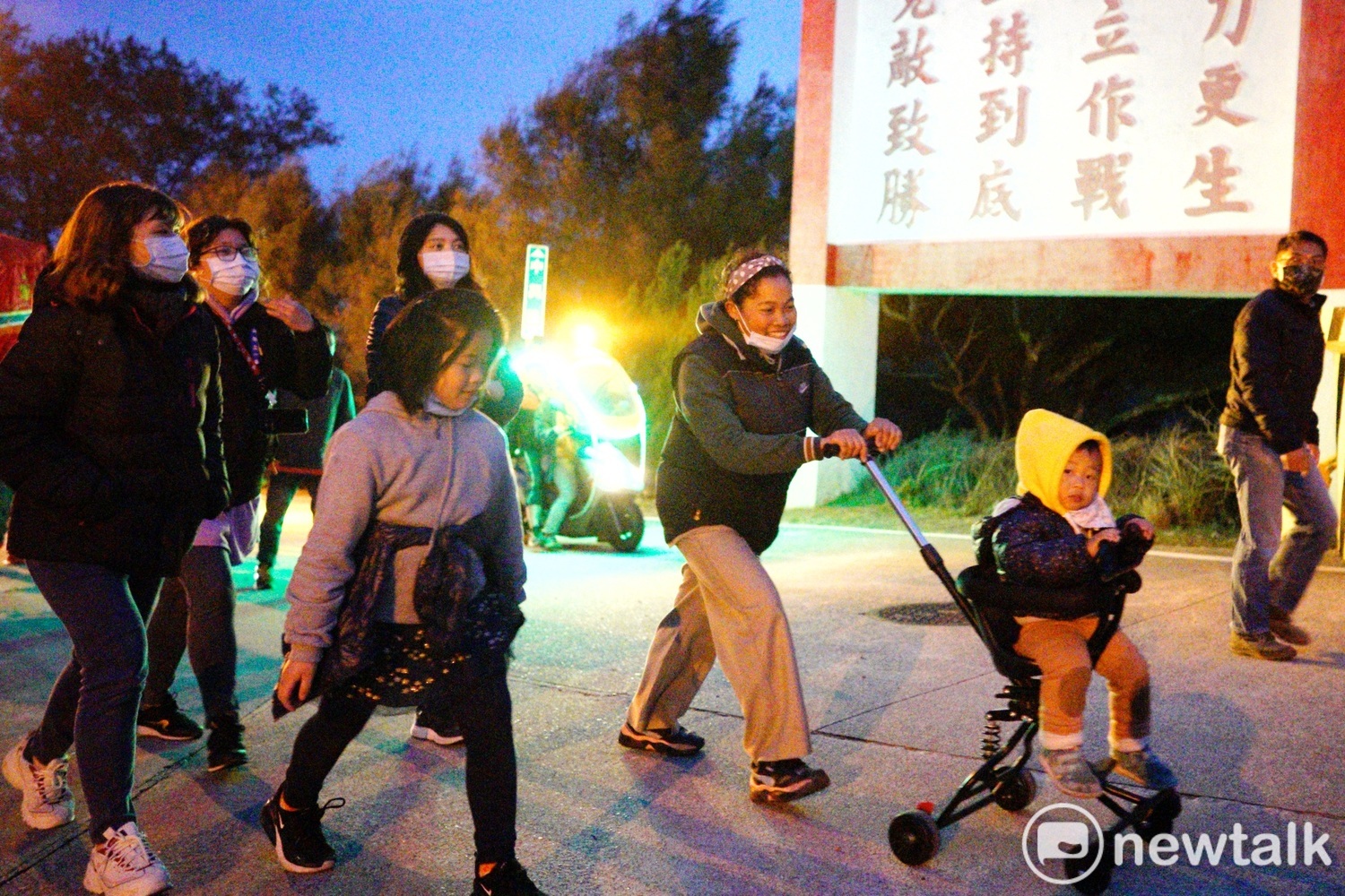 從印尼嫁來東莒的西蒂也推著娃娃車帶她最小的孩子參與繞境。馬祖的小孩從小到馬祖高中畢業前,或多或少都參與過擺暝祭儀,但是赴台唸大學、就業之後,就比較少專程回來參與擺暝,擺暝祭儀文化沒有年輕人傳承,讓老一輩馬祖人憂心不已。 圖:張良一/攝