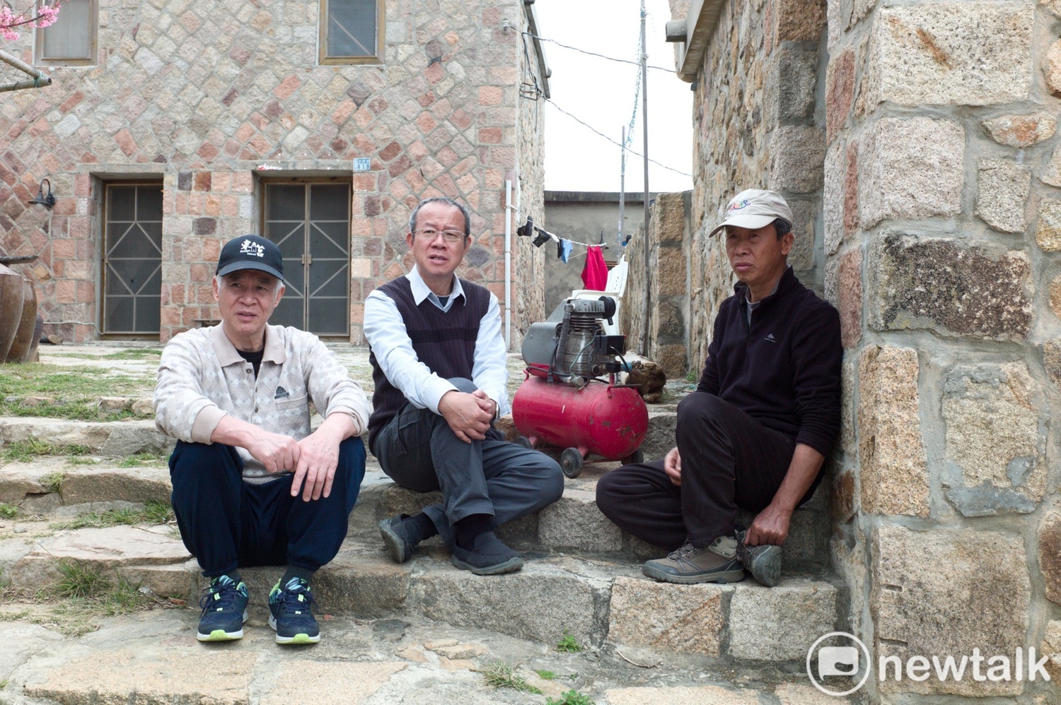 曹祥壽(左起)、曹祥華回到東莒島參與擺暝,也探視還留在島上的曹祥如(右)。他們三人在老家前討論著未來要如何改建老家。上世紀80年代末期,曹祥壽原本在大浦打漁,是最後幾位離開東莒大浦的村民。曹祥壽離開後,大浦就無人居,形同廢村。曹祥壽赴台後向他的弟弟曹祥如學習賣蔥油餅謀生。大約兩年前,曹祥如結束在台北的蔥油餅生意,返回家鄉定居。 圖:張良一/攝