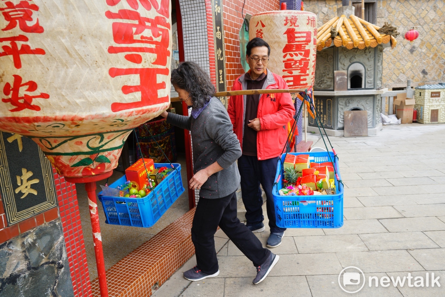 莒光鄉民代表會副主席王秀金肩挑供品到大浦白馬尊王廟拜拜。 圖:張良一/攝