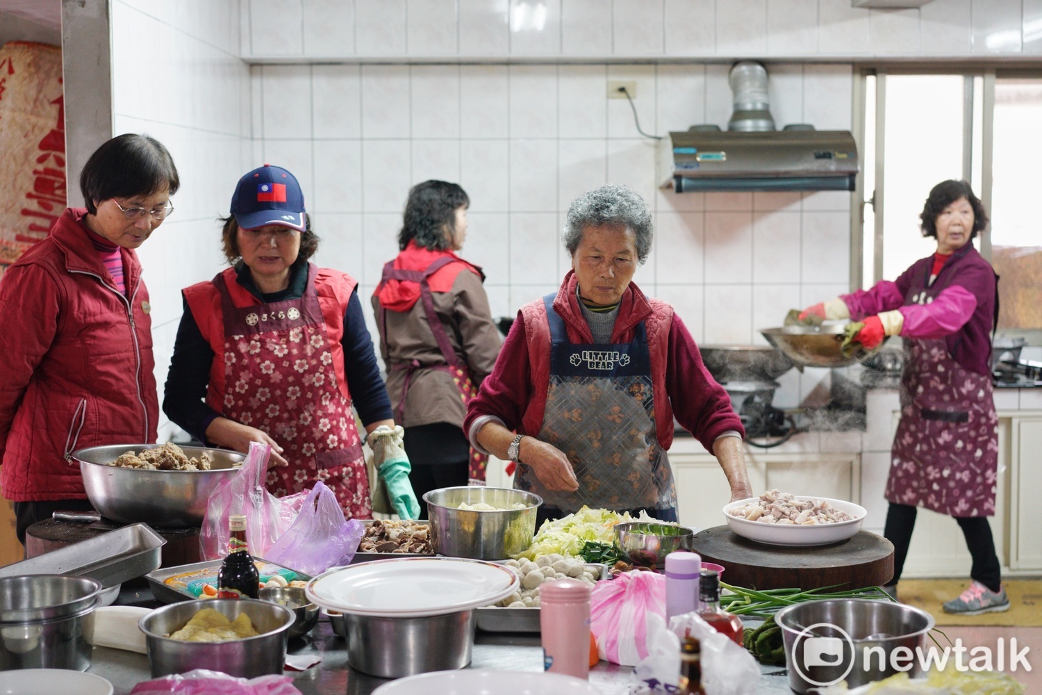 輪值今年擺暝「當頭」的媽媽們在廟裡的廚房張羅中午食福宴要吃的料理。除了前一夜擺暝的豬肉,菜是自己種的、鱸魚是自己釣的、魚丸當然也是自己打的。 圖:張良一/攝