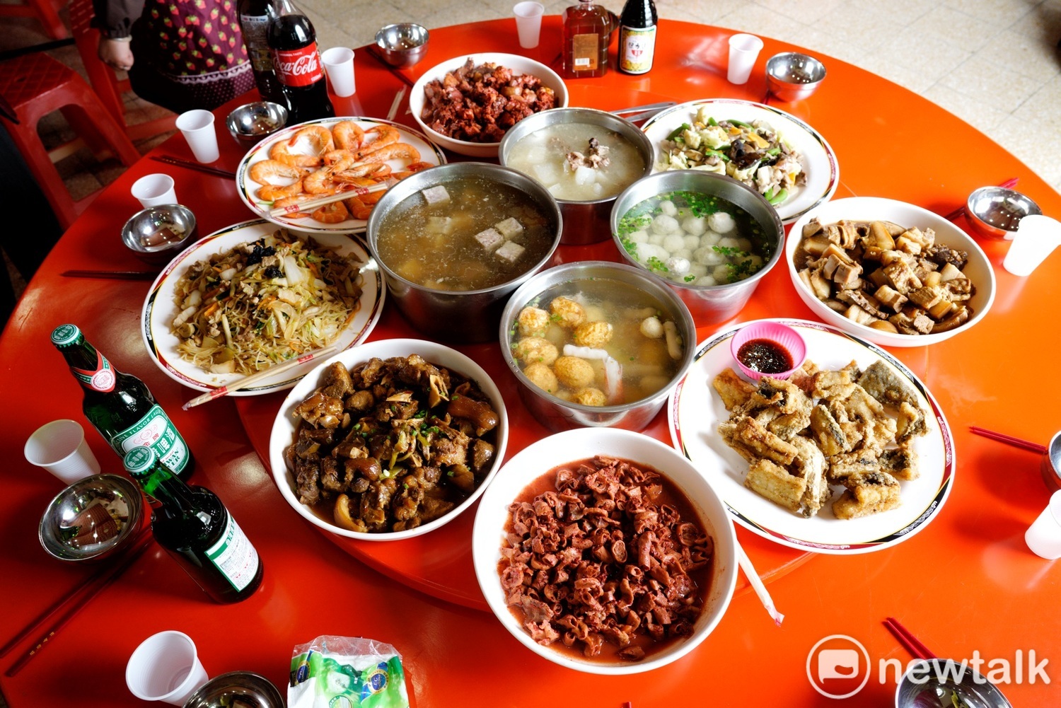 道地的馬祖擺暝料理,八道菜:紅糟小腸、炸鱸魚、滷豬腳、滷豬頭皮、紅糟雞、炒米粉、炒三鮮、清蒸大蝦,四道湯:炸平安蛋湯、大骨蘿蔔湯、芋頭鴨肉湯、魚丸湯,還有餐後甜湯。 圖:張良一/攝