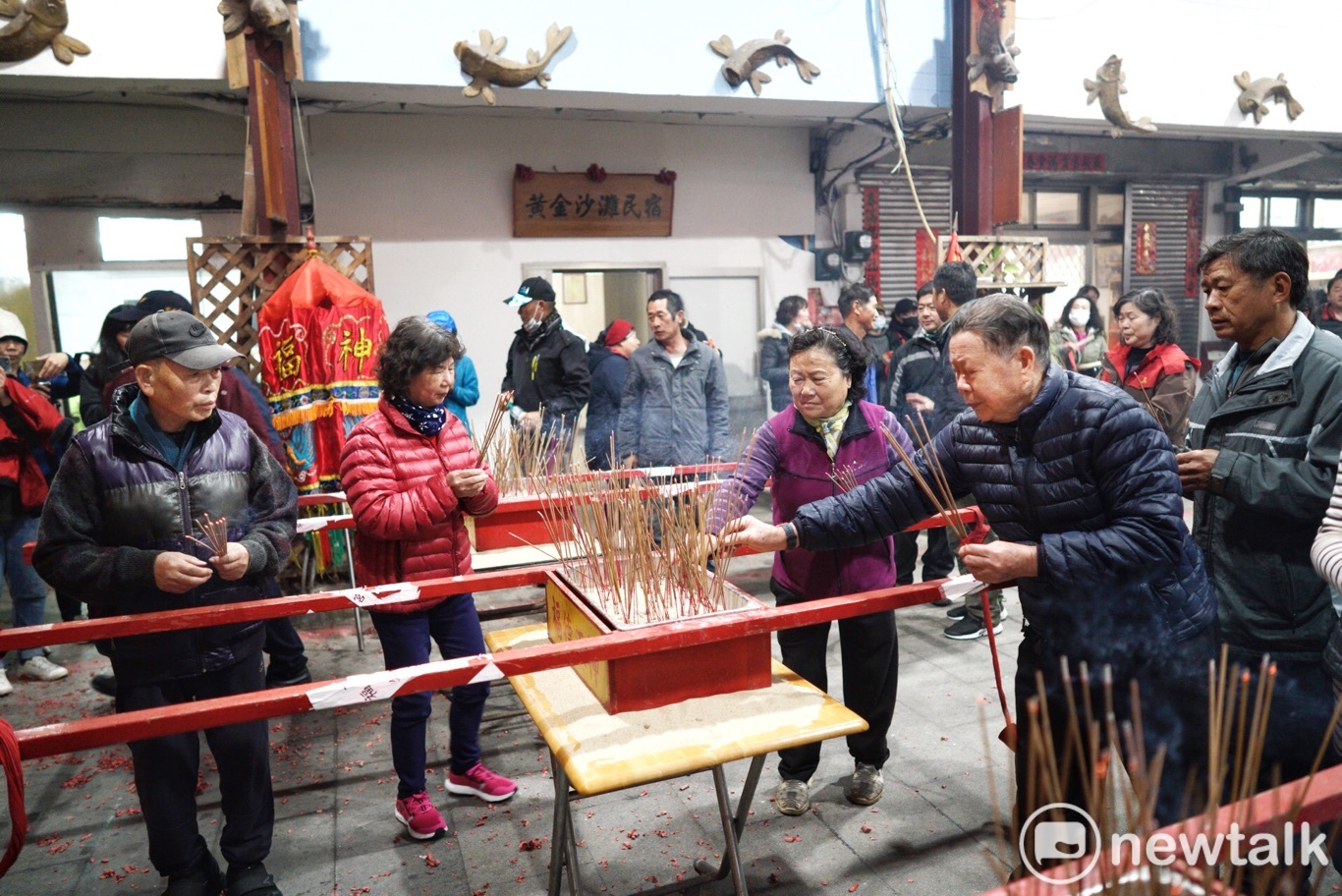 85歲的曹嫩妹(右二)和鄭爸爸(左一)都是專程從台灣回東莒參加擺暝祭典,順便和街坊鄰居敘舊聯絡感情。 圖:張良一/攝