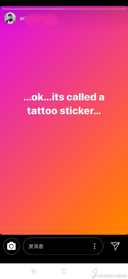 李嫣澄清背上的刺青只是紋身貼紙。   圖：翻攝自微博