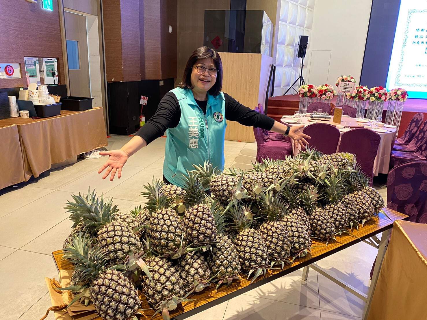 吃鳳梨救台灣  立委王美惠購200顆大林鳳梨拋磚引玉