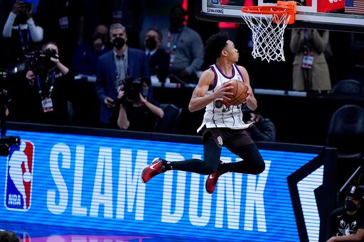 NBA／深情一吻！賽門斯奪灌籃大賽冠軍(影)