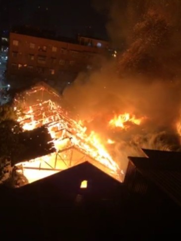 有民眾立刻開起直播報導火場現況，直擊倉庫倒塌畫面。   圖：翻攝爆廢公社二館