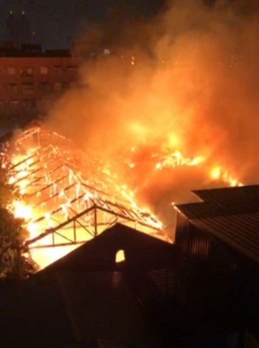 現場風大助長火勢，庫房屋頂全被燒光。   圖：翻攝爆廢公社二館