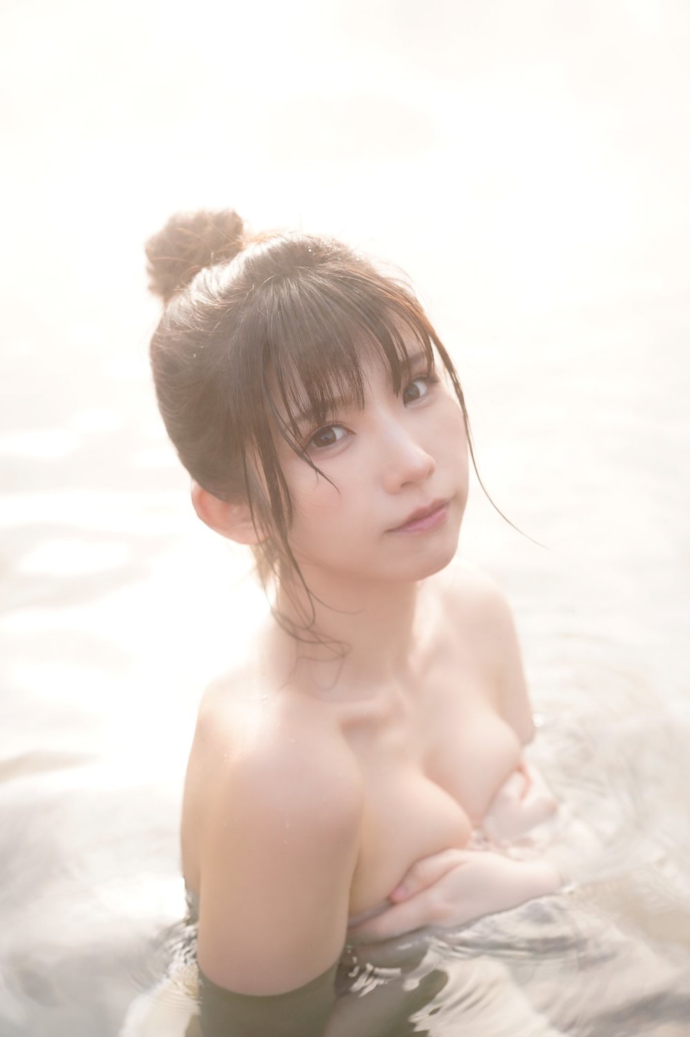 (影)Enako溫泉寫真拍一半浴巾掉下來！好身材全看光