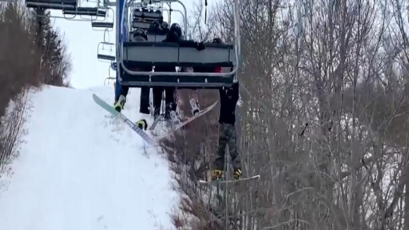 (影)驚險一瞬間！加拿大12歲男孩從滑雪吊椅上滑落 緊抓住安全杆撐到山頂