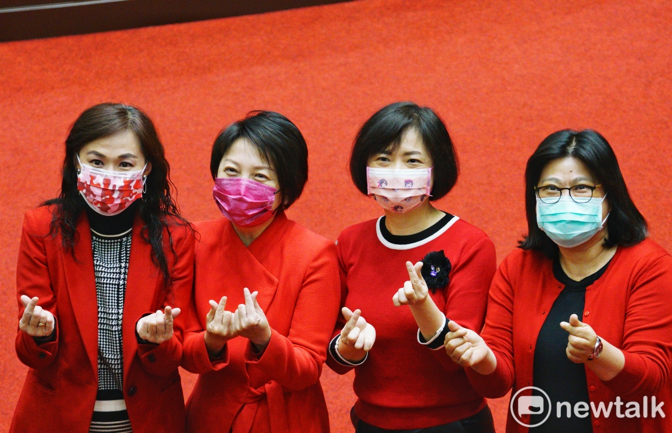 現場直擊》女性立委著紅衣 呼籲守護女性健康