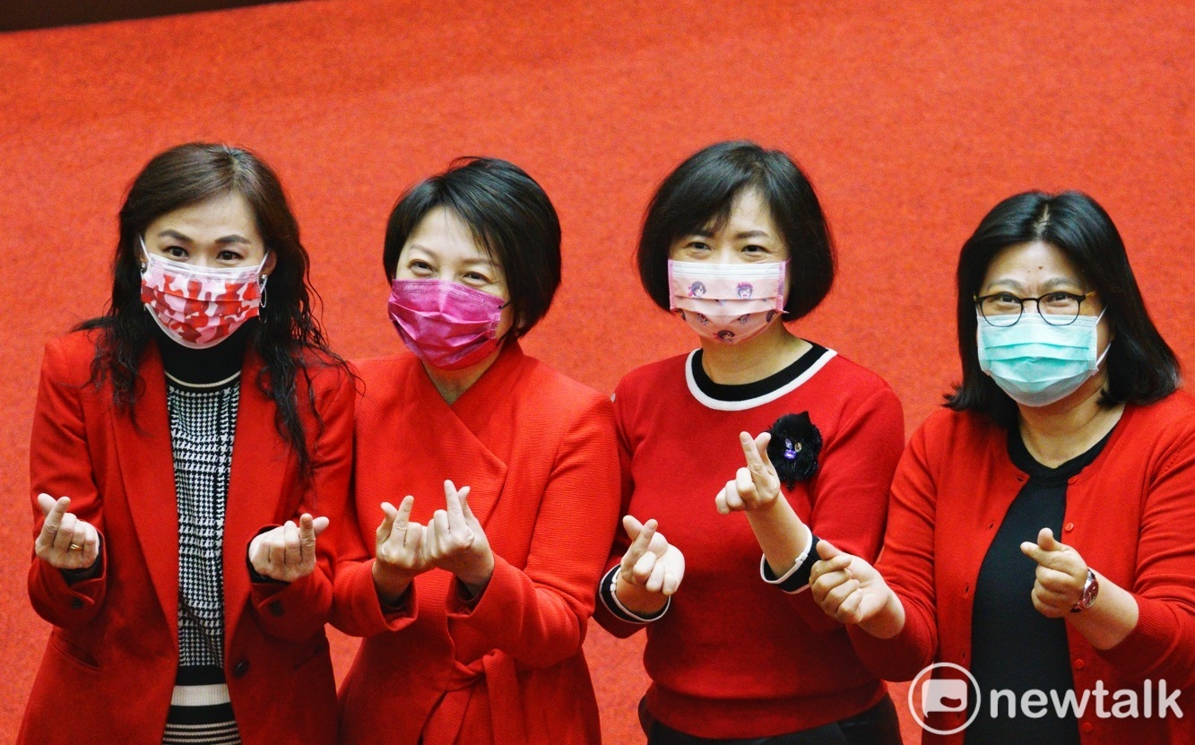 現場直擊》女性立委著紅衣 呼籲守護女性健康 | 政治 | 新頭殼 New