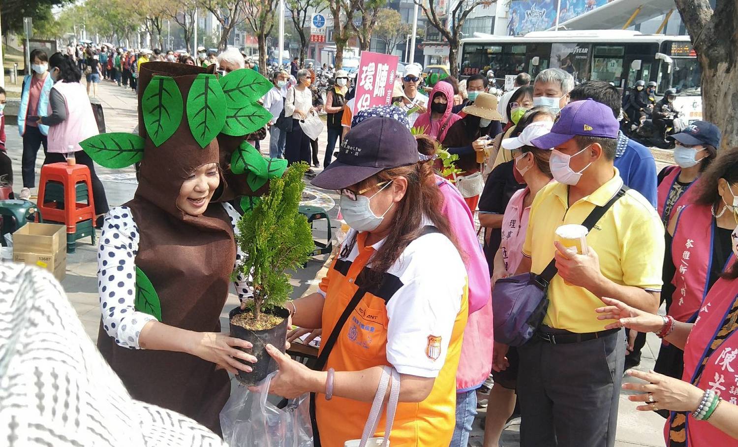 植樹節捐發票助弱勢 高市議員半小時送出500株樹苗