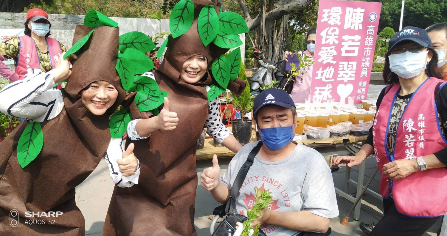植樹節捐發票助弱勢 高市議員半小時送出500株樹苗