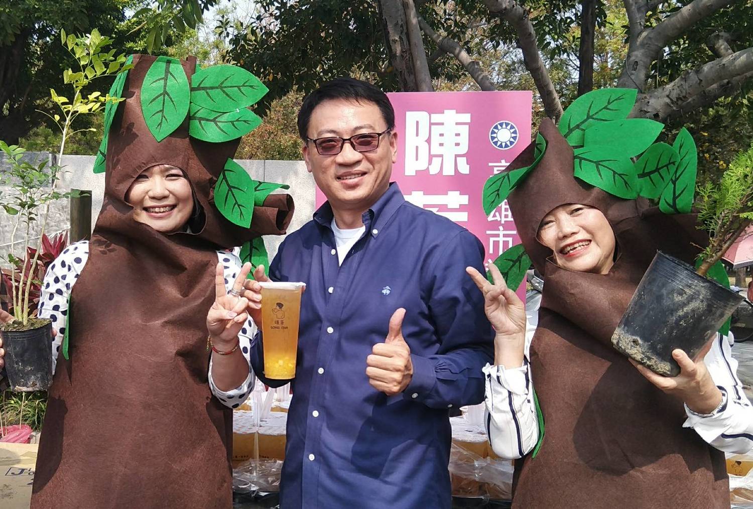 植樹節捐發票助弱勢 高市議員半小時送出500株樹苗