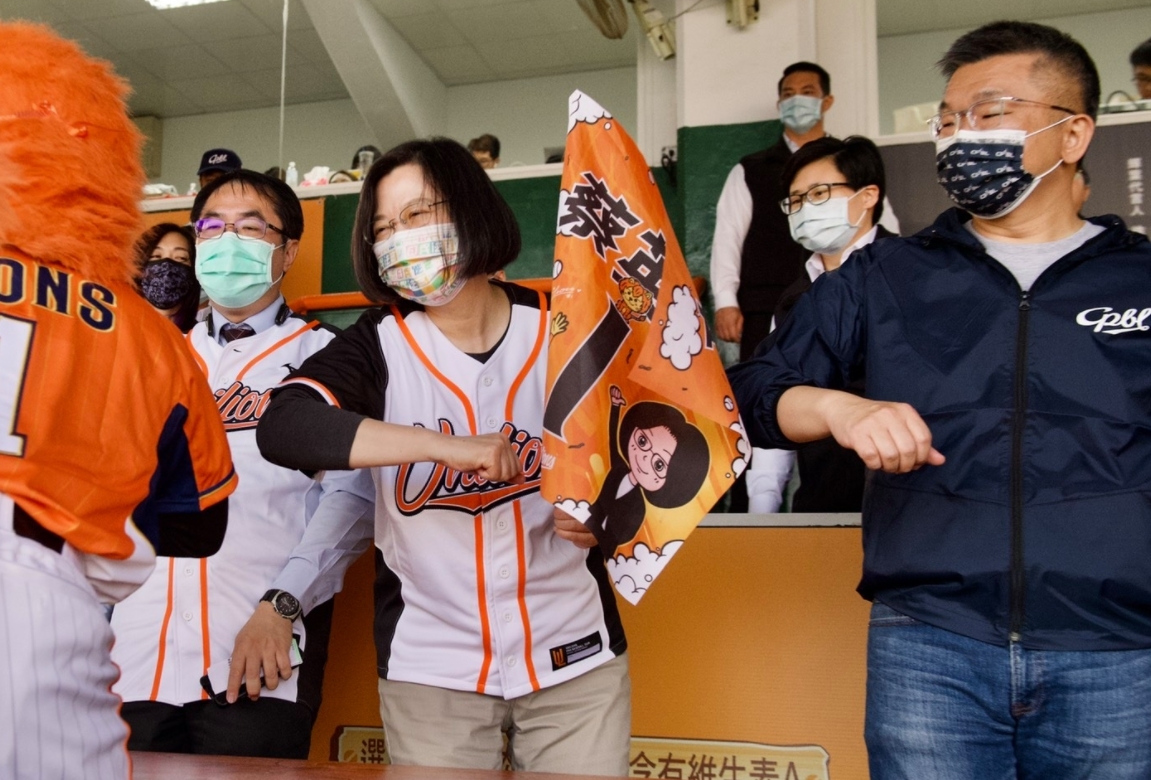 蔡英文出席2021中華職棒開幕戰  籲「一起支持台灣棒球！」 | 體育