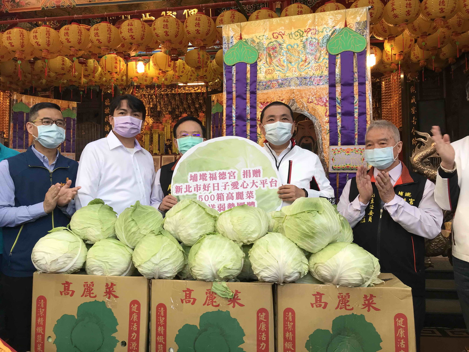 板橋深丘及埔墘福德宮各認購鳳梨、高麗菜500箱 偕新北市府助農獻愛心