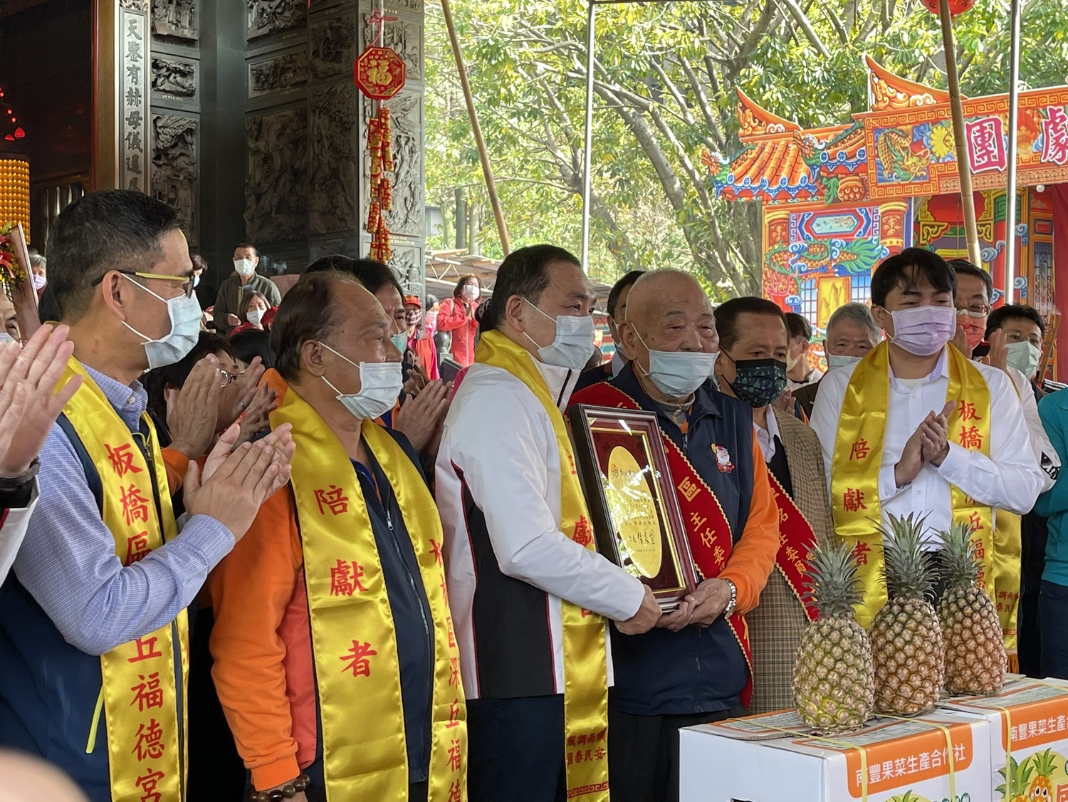 板橋深丘及埔墘福德宮各認購鳳梨、高麗菜500箱 偕新北市府助農獻愛心