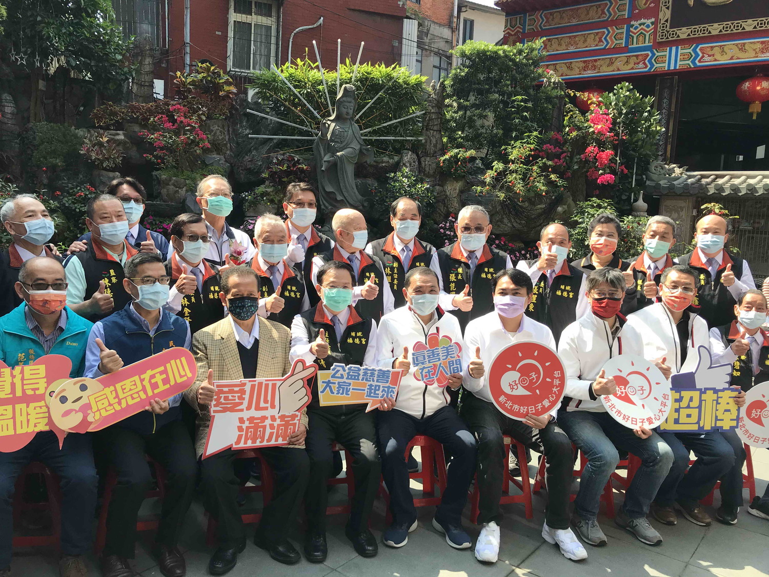 板橋深丘及埔墘福德宮各認購鳳梨、高麗菜500箱 偕新北市府助農獻愛心