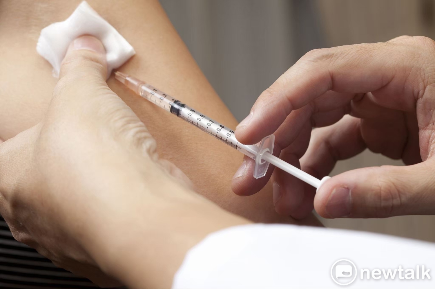 AZ疫苗又傳血栓致死 義大利改規定僅供60歲以上