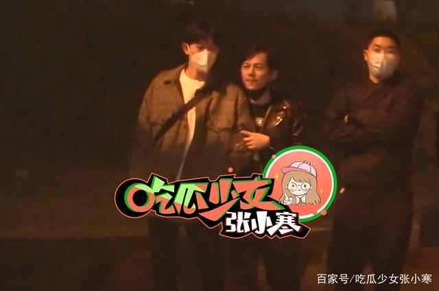 中國八卦媒體拍下何炅和男星親密舉止。   圖：翻攝自吃瓜少女張小寒微博