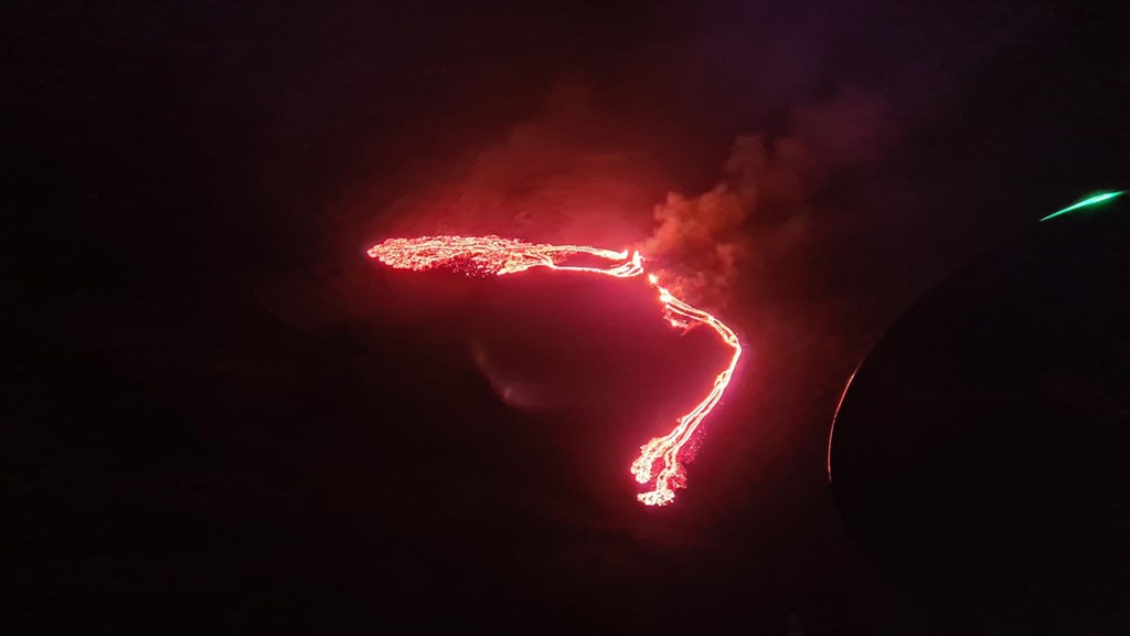 (影)冰島近期4萬次地震 首都附近火山噴發染紅夜空
