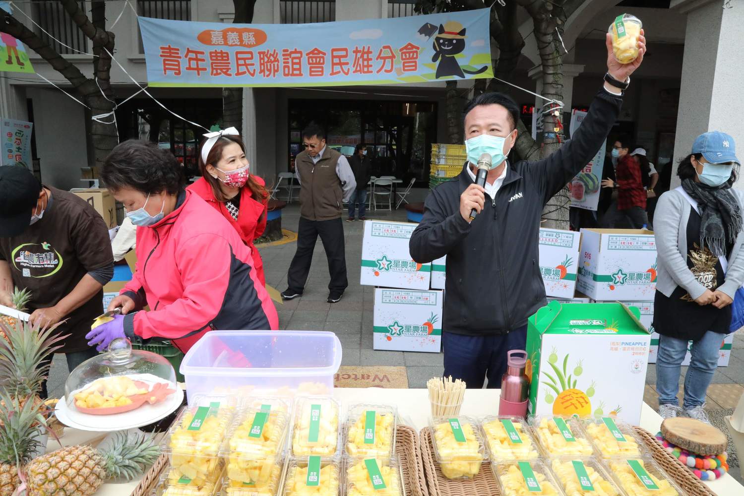 拼鳳梨行銷  嘉縣政府搶佔國道服務區熱點