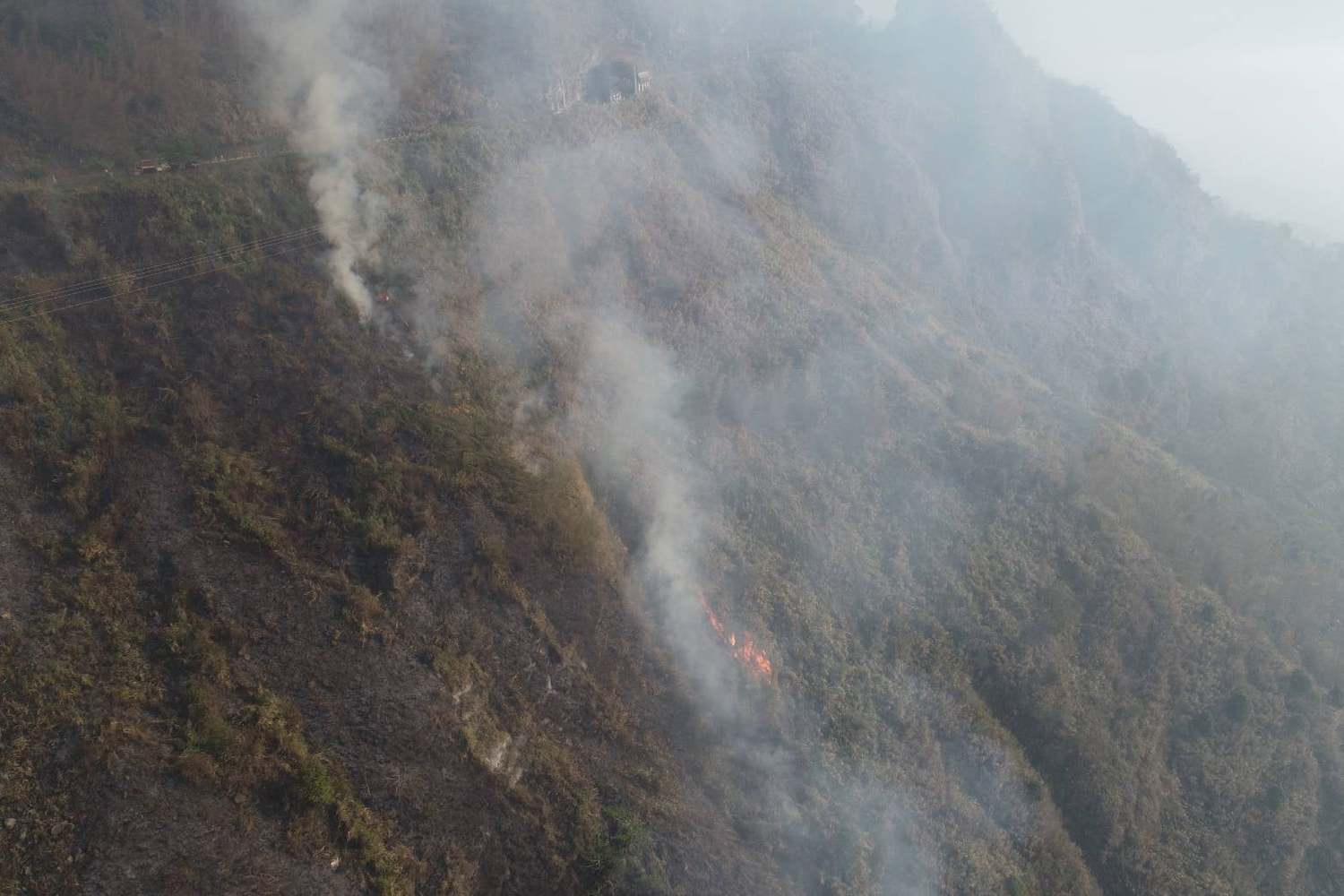 阿里山森林火災未熄 4天出動直升機35架次