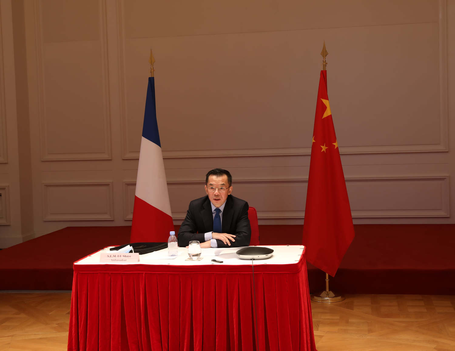 中國駐法大使盧沙野槓上法國學者，態度強硬，還放話中國外交忍氣吞聲的時代已經一去不復返。   圖：翻攝自中國駐法使館臉書