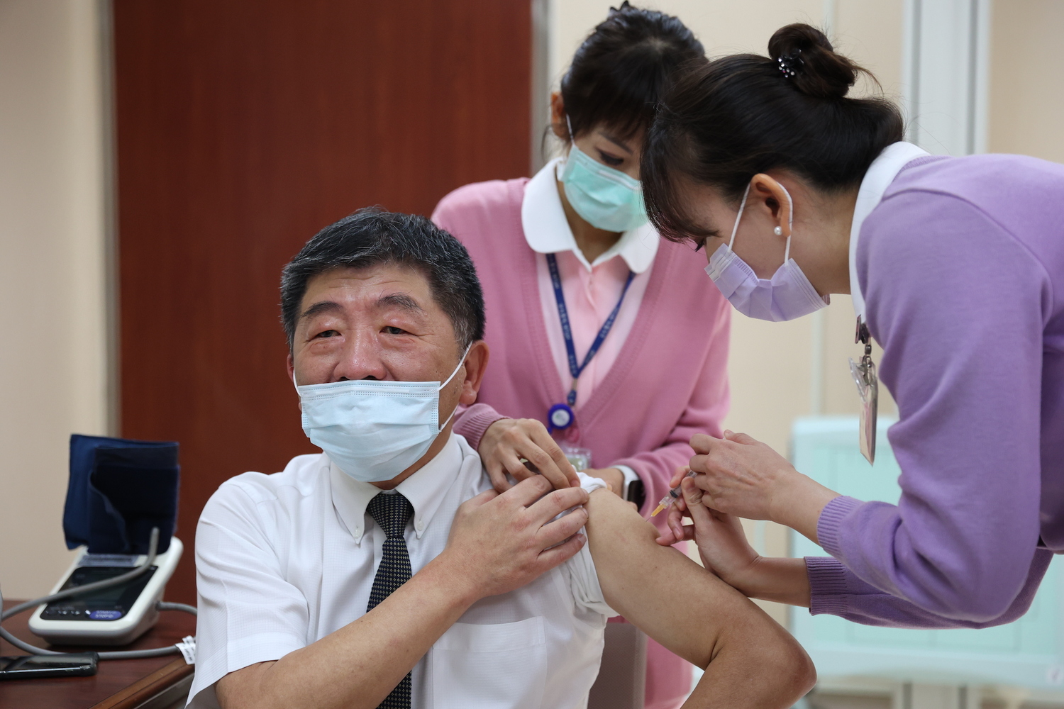 衛福部部長陳時中接種AZ疫苗。   圖：中央流行疫情指揮中心／提供