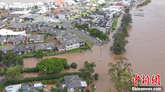 澳洲東部沿海地區最近幾天連降暴雨，部分區域遭遇50年來最嚴重洪災，數以千計居民緊急疏散，數以百計房屋損毀。   圖 : 翻攝自中新網