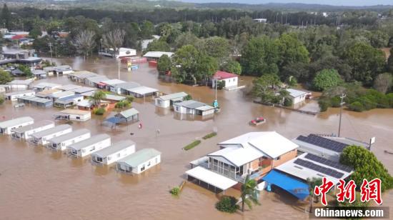 澳洲東部沿海地區最近幾天連降暴雨，部分區域遭遇50年來最嚴重洪災，許多房屋泡在水裏。   圖 : 翻攝自中新網