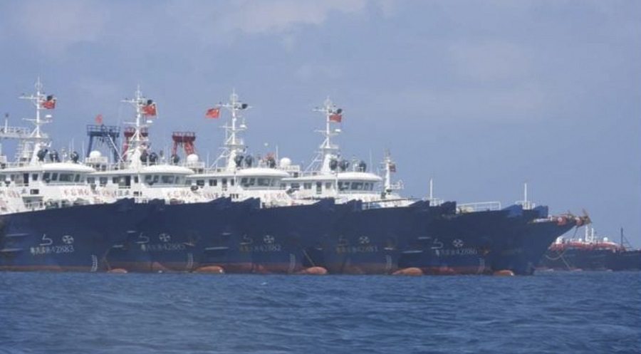 中國民兵船。圖為2021年3月菲律賓發現約220艘中國民兵船以魚船名義，列隊停泊在南海牛軛礁（Whitsun Reef）附近。   圖：達志影像/美聯社(資料照片)