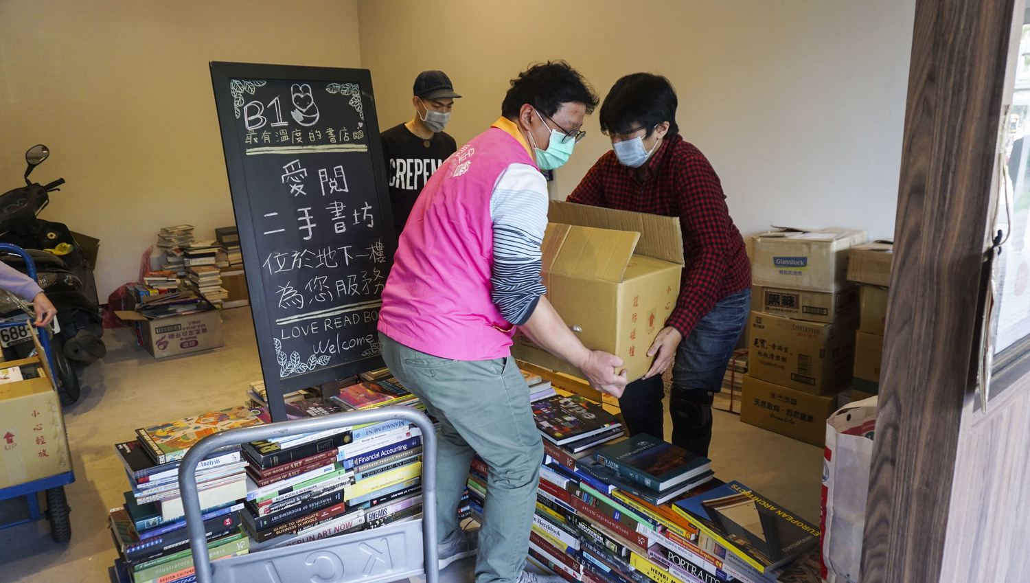 愛閱二手書坊志工協助整理及搬運二手書。   網銀基金會/提供