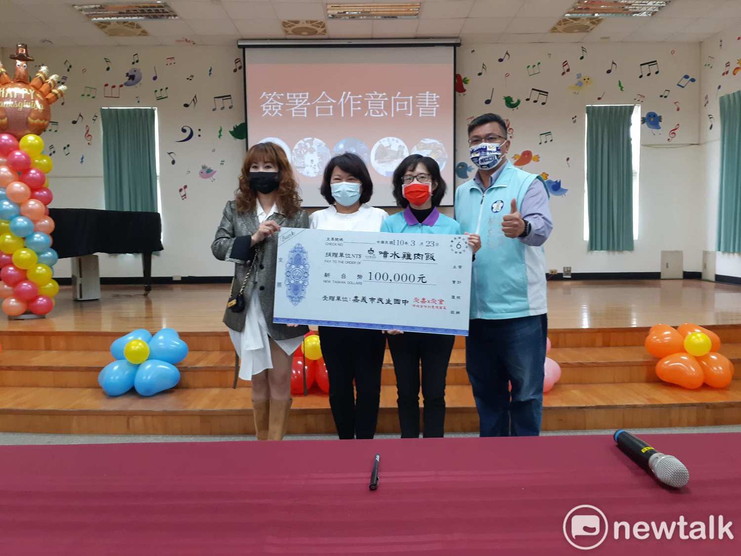 噴水雞肉飯老闆娘董孟婷（左一）將捐10萬元，幫助民生國中的弱勢學生。   圖：蔡坤龍/攝