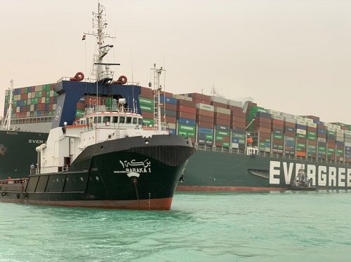 長榮海運巨型貨櫃輪「長賜輪」擱淺在蘇伊士運河上，造成貨輪無法通行，全球油價飆漲。   圖：翻攝自推特