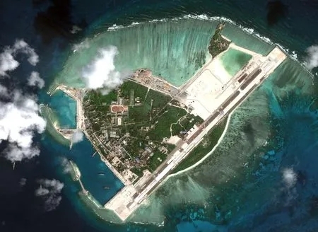 中國不斷的在南海地區島礁建立機場，擴增軍備。   圖 : 翻攝自微信