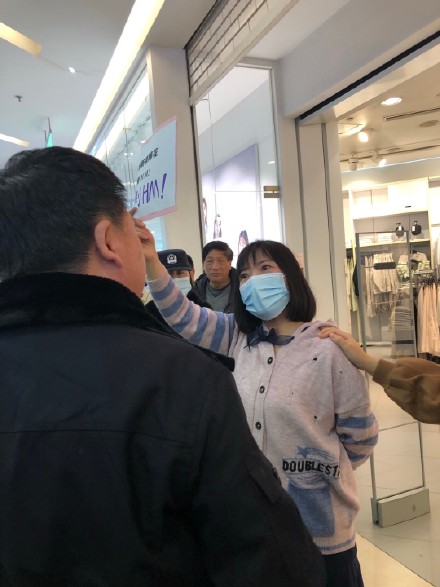 (影) 火燒NIKE還不夠！中國掀「義和團式」仇洋運動 剪衣服、拆招牌樣樣來