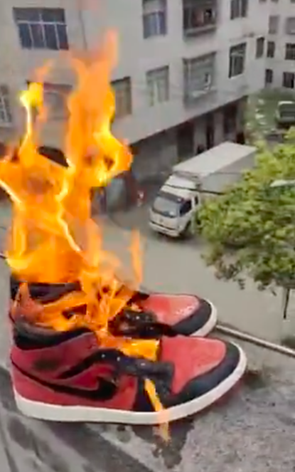 (影) 火燒NIKE還不夠！中國掀「義和團式」仇洋運動 剪衣服、拆招牌樣樣來