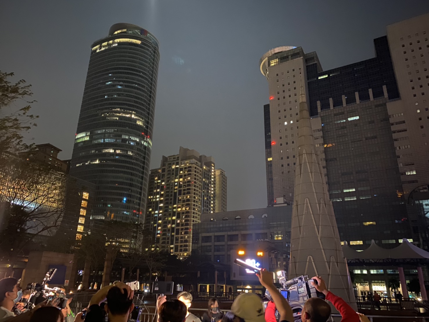 市民廣場活動現場響應關燈1小時畫面。   圖：新北市環保局提供