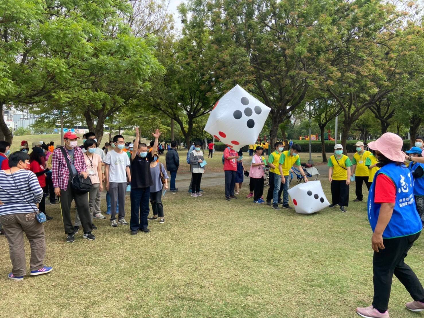 高雄市政府毒防局與方舟就業服務協會、濟心慈善會共同合作，在中央公園辦理「身心障礙者日間照顧服務嘉年華會」活動。   圖 : 高雄市政府 / 提供