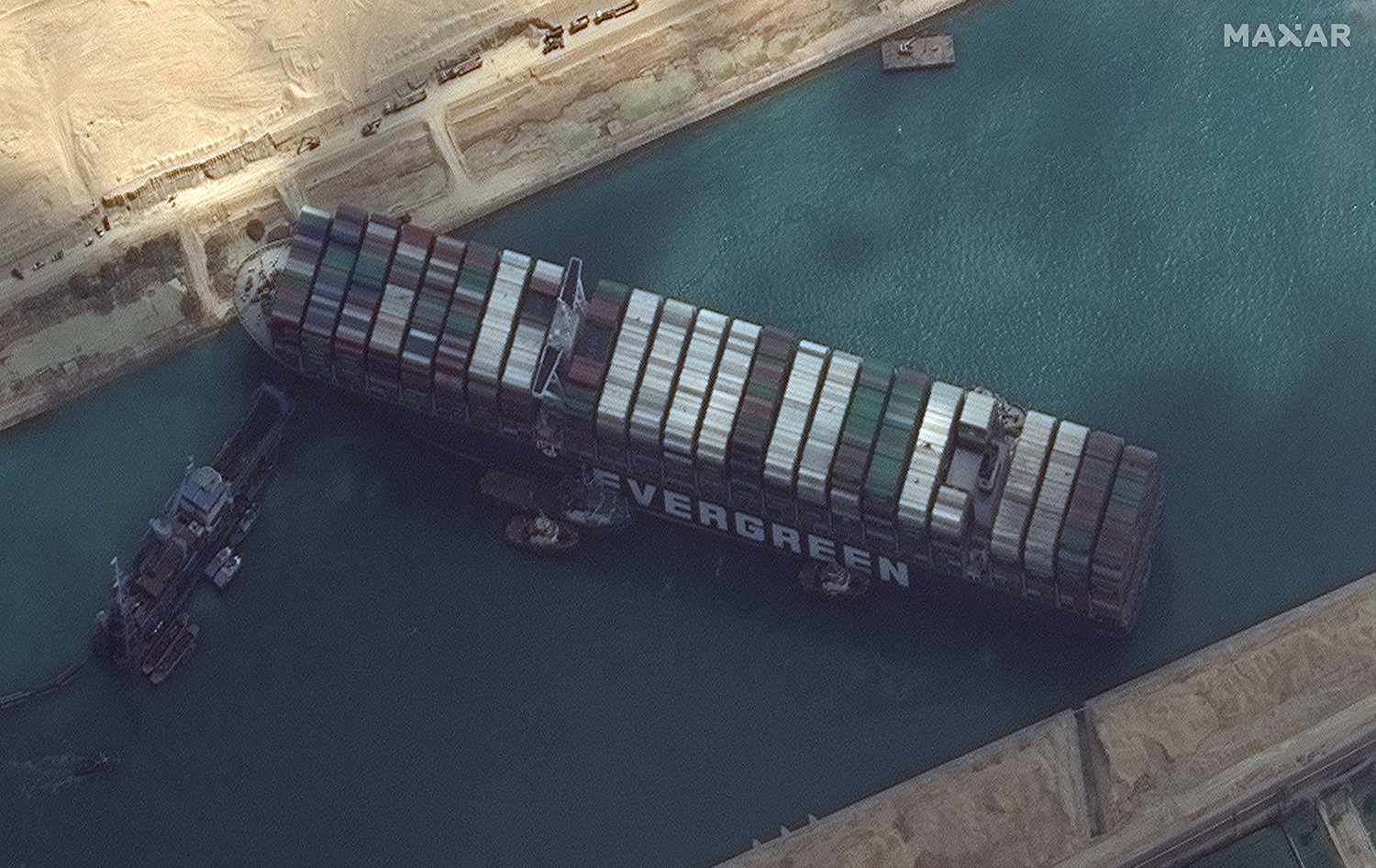 當初長賜號擱淺在蘇伊士運河衛星圖，船隻進退不得，也塞住全球航運。   圖：新頭殼資料照/翻攝自Maxar Technologies 推特