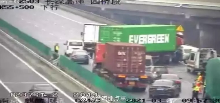 中國微博27日傳出，一輛載著長榮貨櫃的卡車發生了事故，整輛橫著停放在高速公路上。   圖：翻攝微博