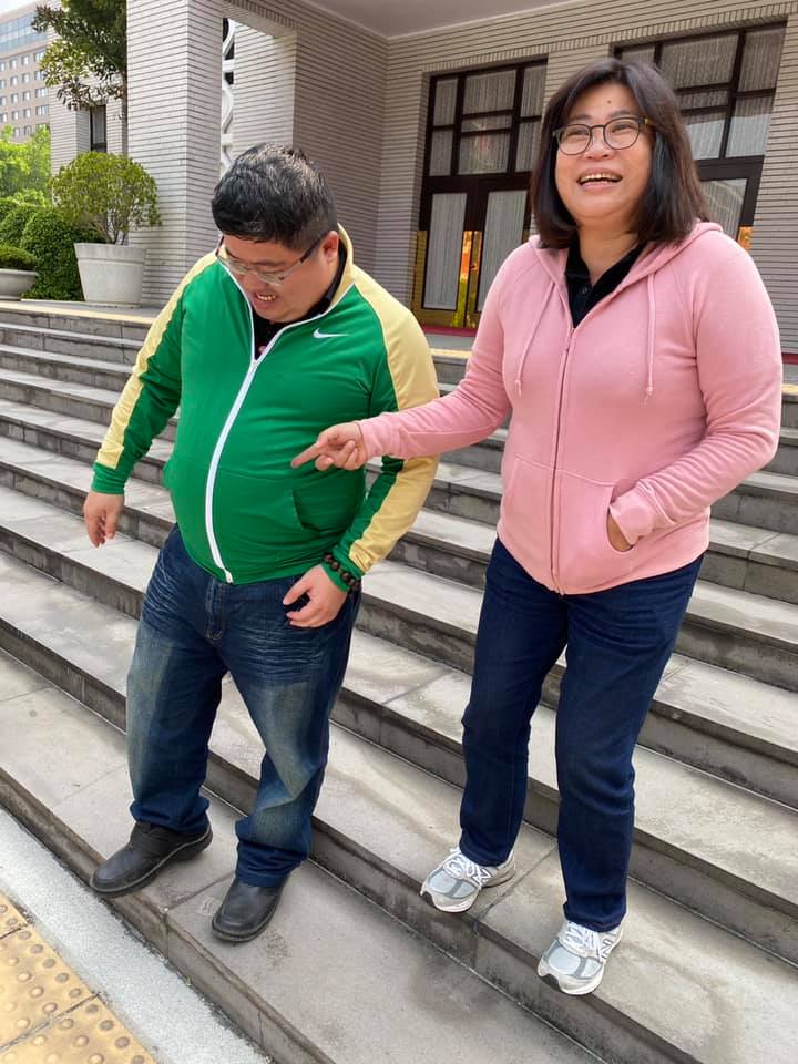 抵制新疆棉 蔡易餘揪王美惠穿Nike  拉鏈卡住笑翻網友