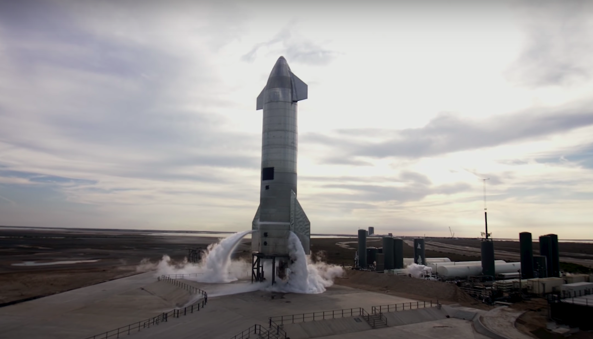 SpaceX進行SN11星艦飛行測試，降落過程中再度以爆炸失敗收場。   圖：擷取自SpaceX Youtube
