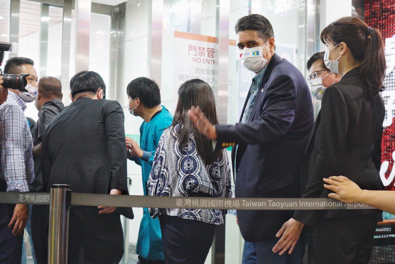 武漢肺炎》台帛旅遊首發團！帛琉總統排隊接受PCR檢測   陳時中下午公布