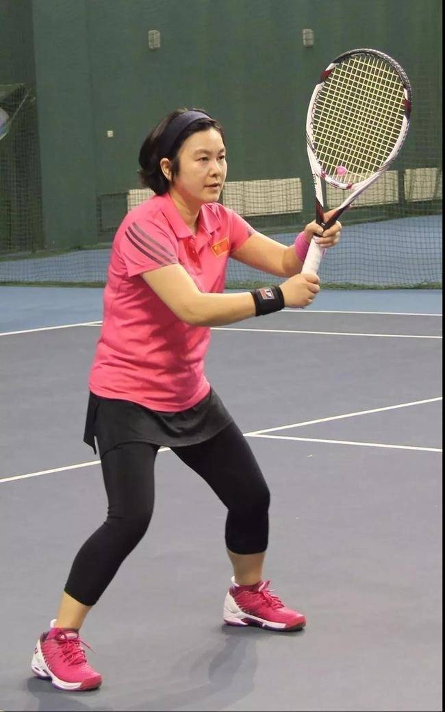 華春瑩打網球一身「洋貨」  挨酸「嘴上說一套身體很誠實」