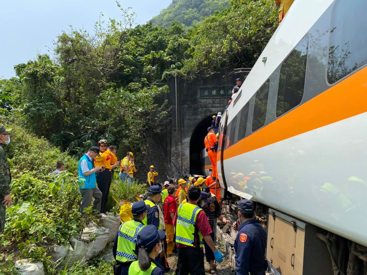 事故太魯閣號載滿374人！列車長：還有200人受困